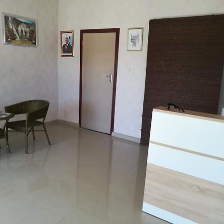 Lee Bed & Breakfast Francistown Luaran gambar