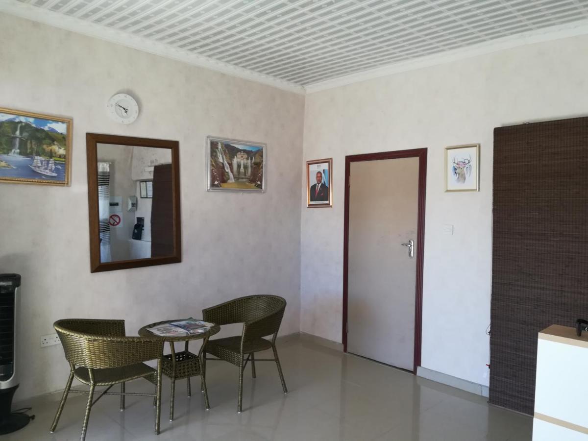 Lee Bed & Breakfast Francistown Luaran gambar