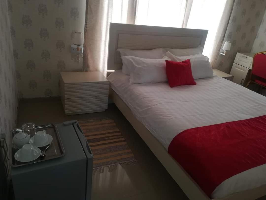 Lee Bed & Breakfast Francistown Luaran gambar