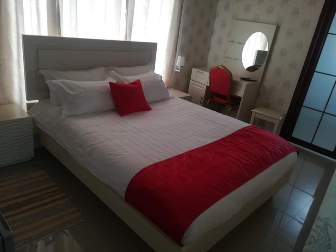Lee Bed & Breakfast Francistown Luaran gambar