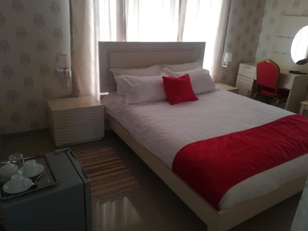 Lee Bed & Breakfast Francistown Luaran gambar