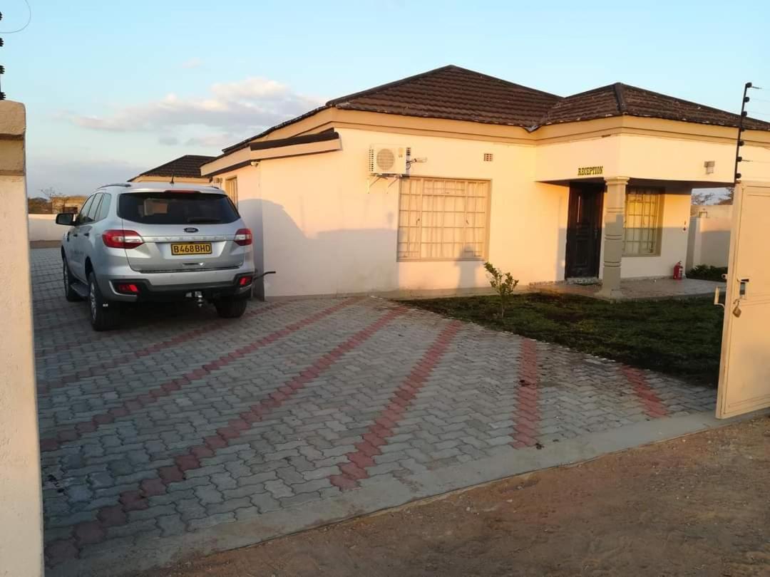 Lee Bed & Breakfast Francistown Luaran gambar